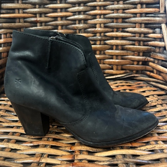 FRYE Womens Jennifer Bootie
Leather Pointed Toe Ankle Zip
Boots Black Sz 6.5 - Picture 1 of 15